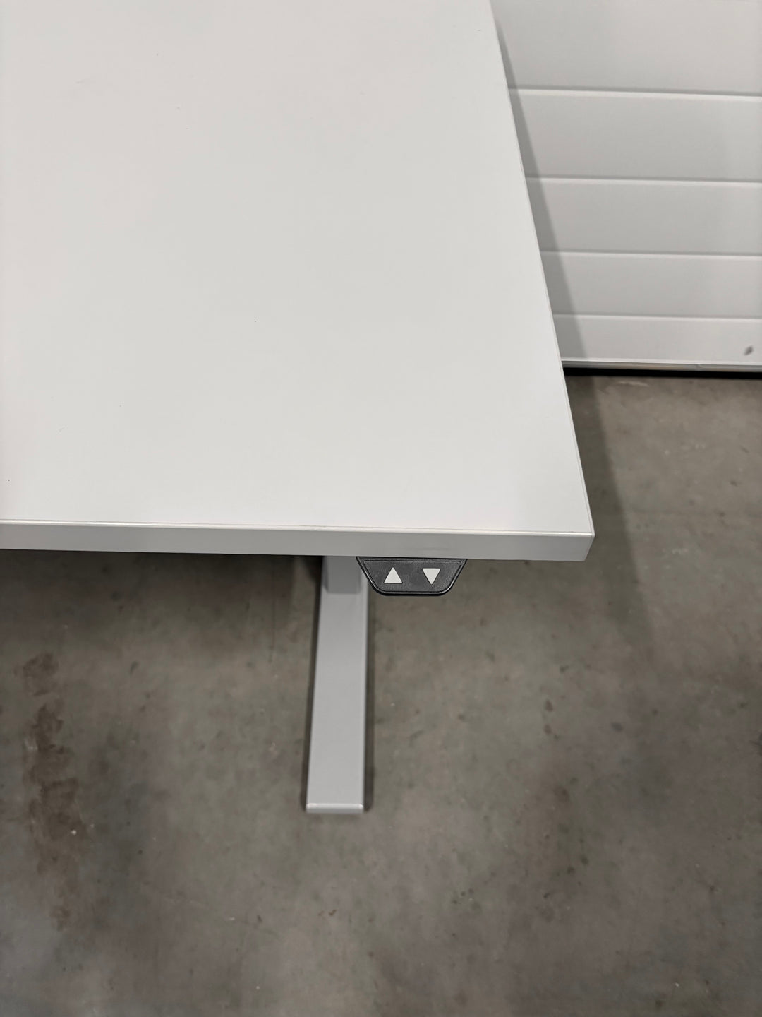 BRUKT | LINAK ELEKTRISK HEV/SENK SKRIVEBORD LYSGRÅ