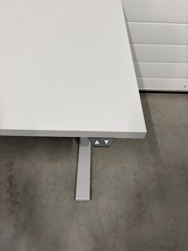 BRUKT | LINAK ELEKTRISK HEV/SENK SKRIVEBORD LYSGRÅ