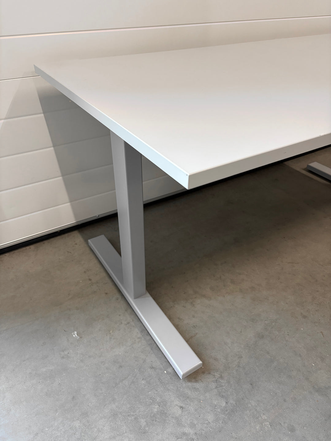 BRUKT | LINAK ELEKTRISK HEV/SENK SKRIVEBORD LYSGRÅ