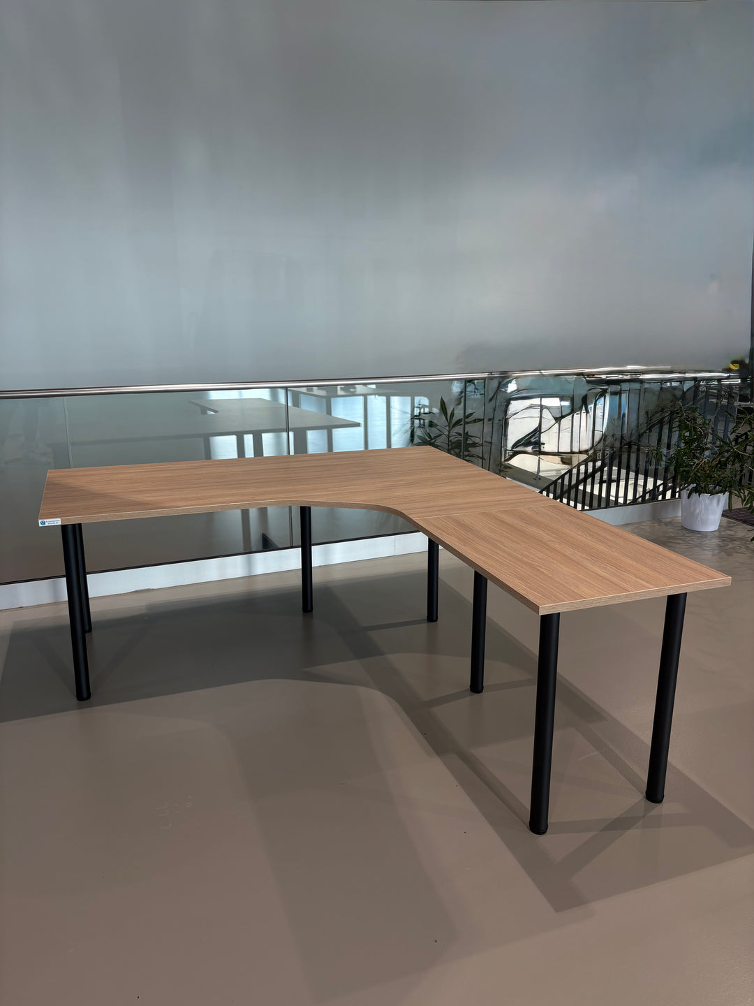 NYTT | MANUELT HJØRNE-SKRIVEBORD MED SIDEPLATE LYS EIK