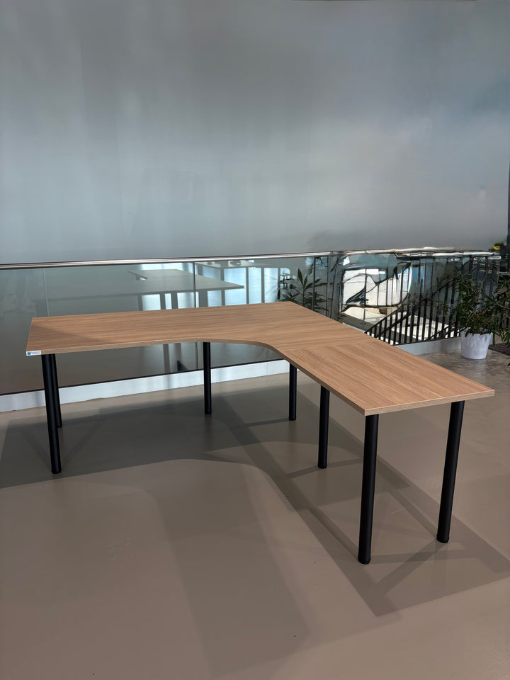 NYTT | MANUELT HJØRNE-SKRIVEBORD MED SIDEPLATE LYS EIK
