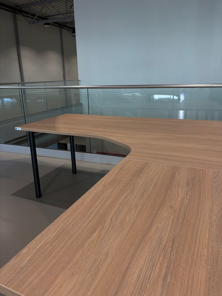 NYTT | MANUELT HJØRNE-SKRIVEBORD MED SIDEPLATE LYS EIK