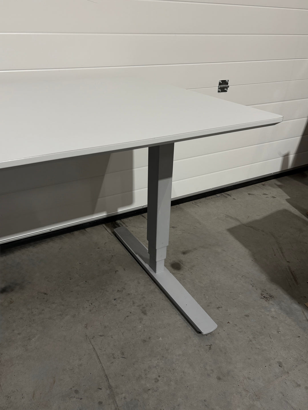 BRUKT | HEV/SENK SKRIVEBORD LYSGRÅ