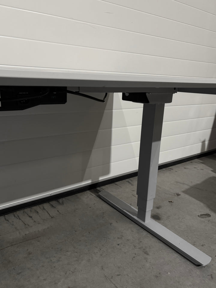 BRUKT | HEV/SENK SKRIVEBORD LYSGRÅ