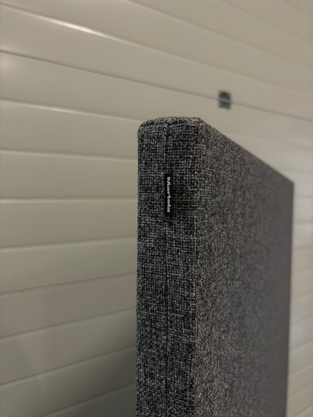 BRUKT | SPETTET MARTELA SKILLEVEGG