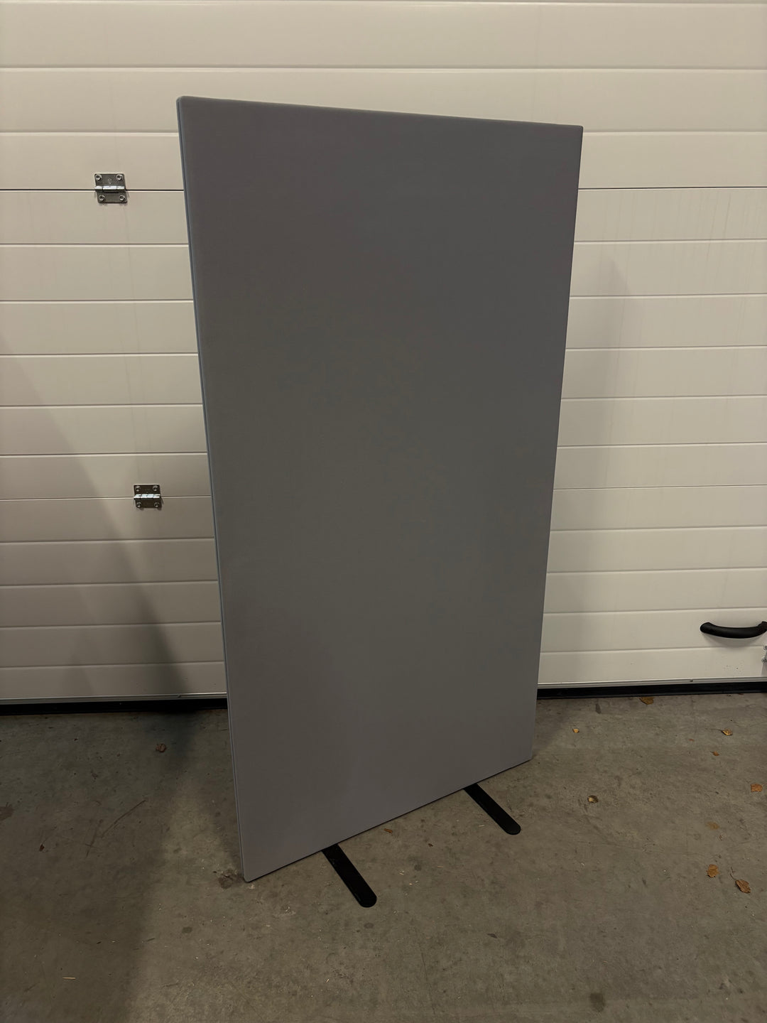 BRUKT | ABSTRACTA SKILLEVEGG GRÅ