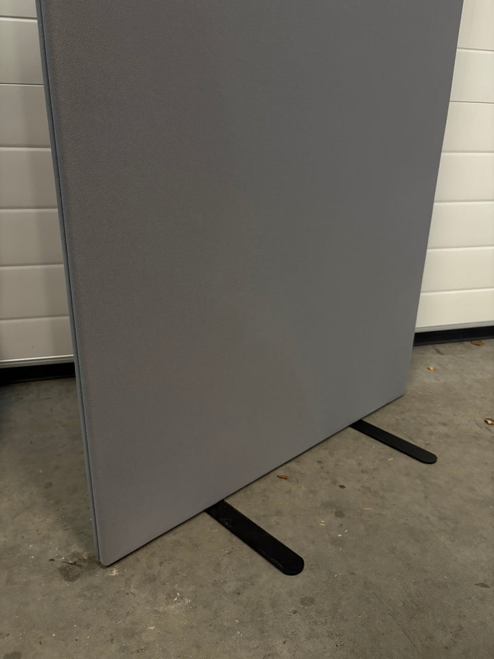 BRUKT | ABSTRACTA SKILLEVEGG GRÅ