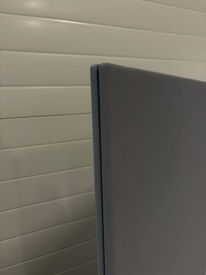 BRUKT | ABSTRACTA SKILLEVEGG GRÅ