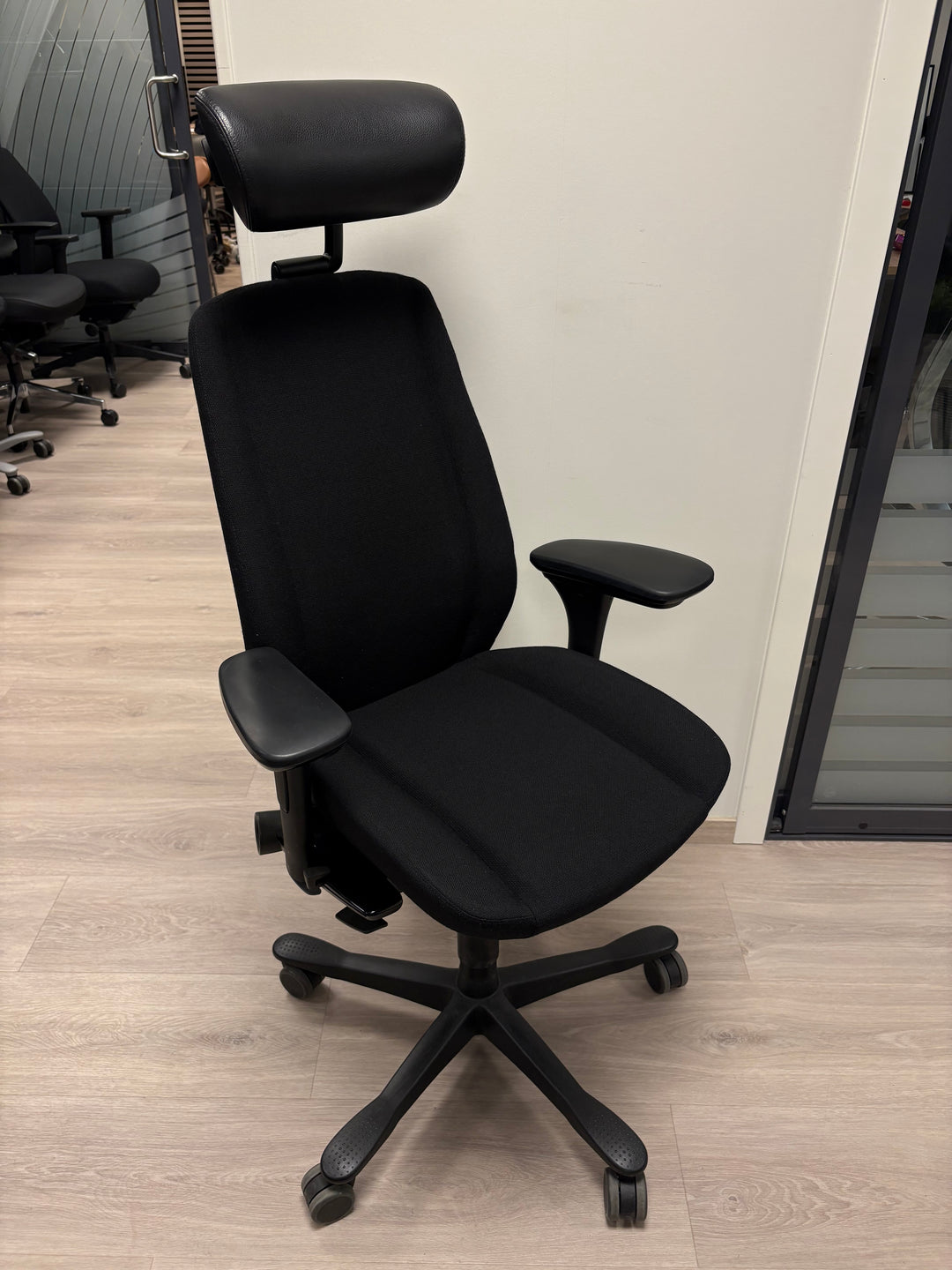 BRUKT (SOM NY) | KINNARPS 9000 KONTORSTOL SVART