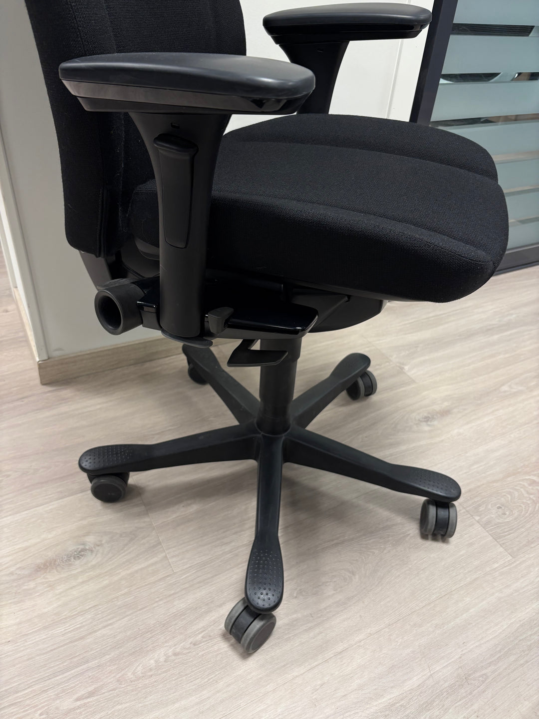 BRUKT (SOM NY) | KINNARPS 9000 KONTORSTOL SVART