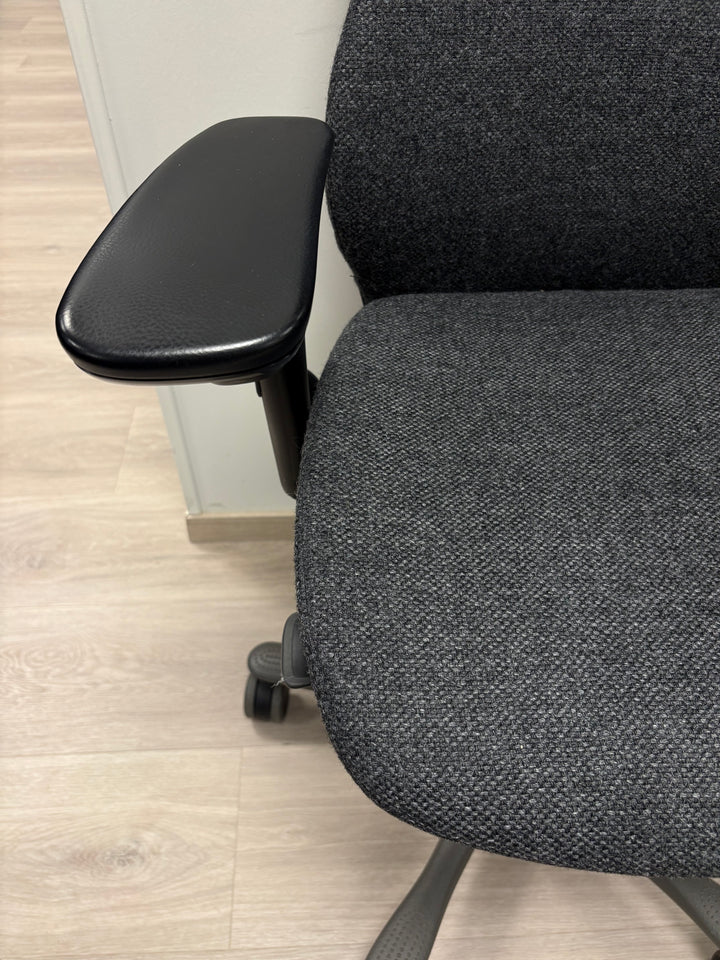 BRUKT | KINNARPS 8000 KONTORSTOL SPETTET GRÅ