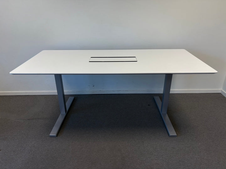 BRUKT | B8 DESIGN MØTEBORD/KONFERANSEBORD I HVIT 2 STØRRELSER
