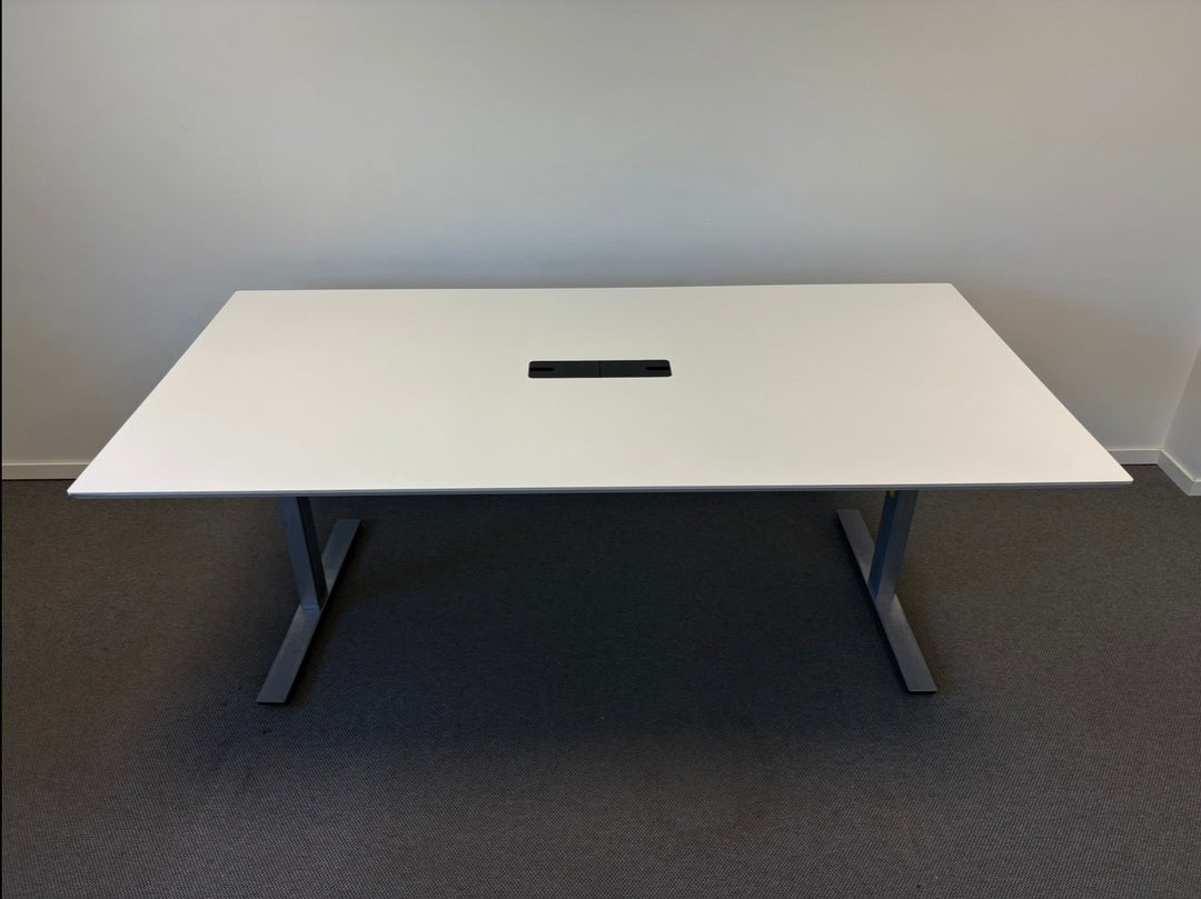 BRUKT | MØTEBORD/KONFERANSEBORD I HVIT 200 CM