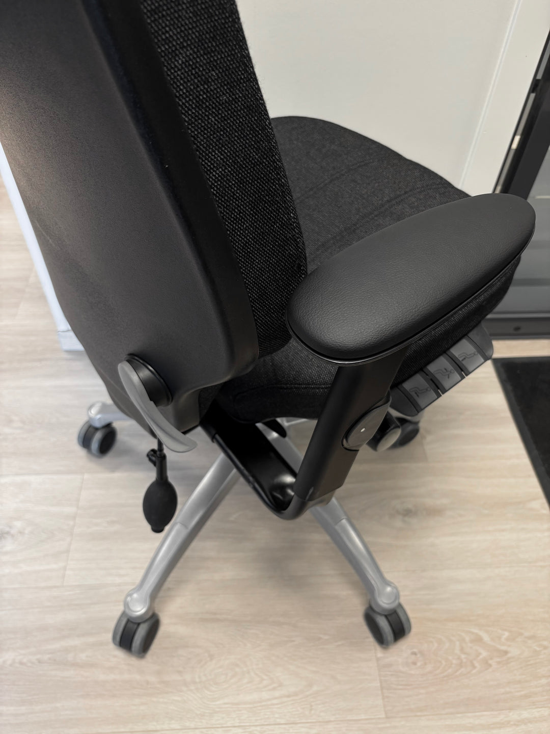 BRUKT & NYTRUKKET (SOM NY) | RH LOGIQ 400 KONTORSTOL