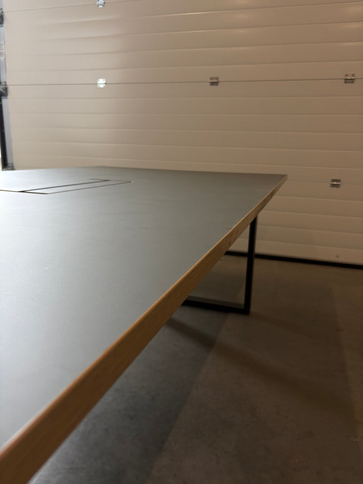 BRUKT | ANTRASITT/EIK DESIGN MØTEBORD/KONFERANSEBORD 240CM