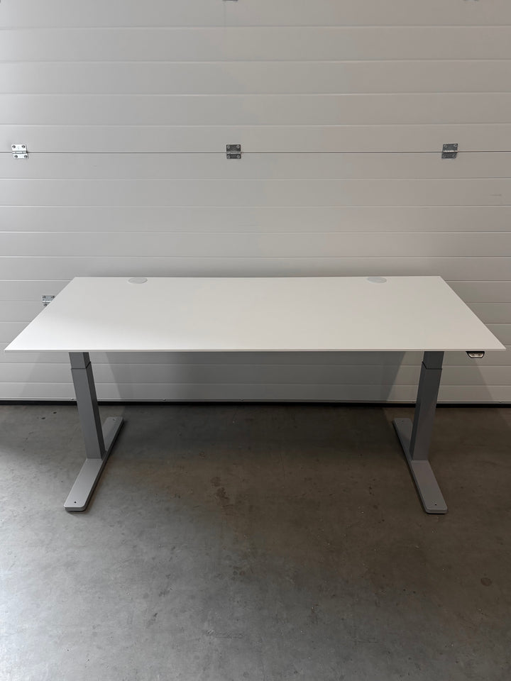 BRUKT | ELEKTRISK HEV/SENK KINNARPS SKRIVEBORD HVIT
