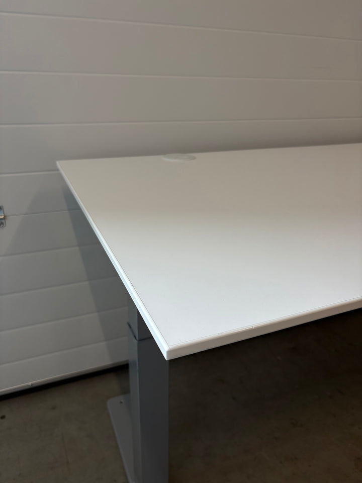 BRUKT | ELEKTRISK HEV/SENK KINNARPS SKRIVEBORD HVIT