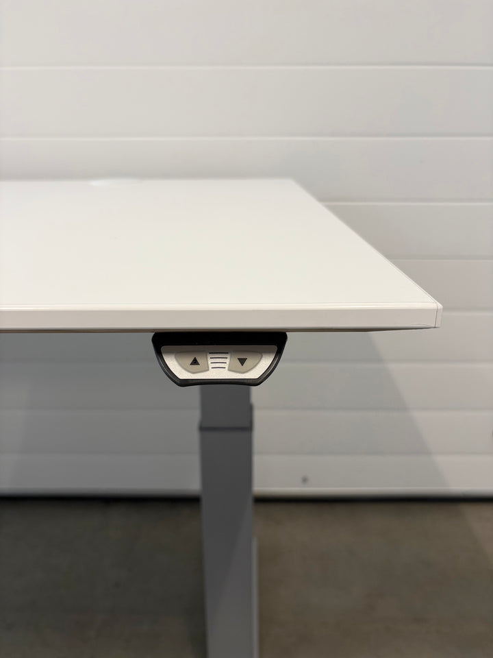 BRUKT | ELEKTRISK HEV/SENK KINNARPS SKRIVEBORD HVIT