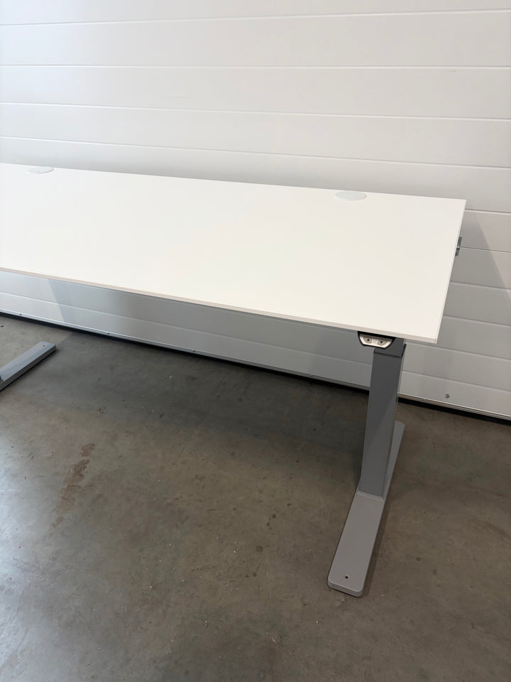 BRUKT | ELEKTRISK HEV/SENK KINNARPS SKRIVEBORD HVIT