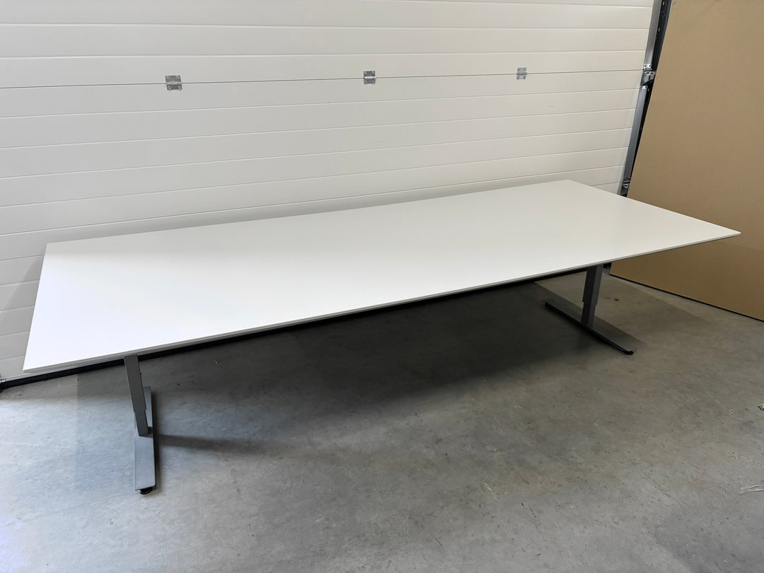 BRUKT | EFG LYSGRÅ MØTEBORD/KONFERANSEBORD 300 CM