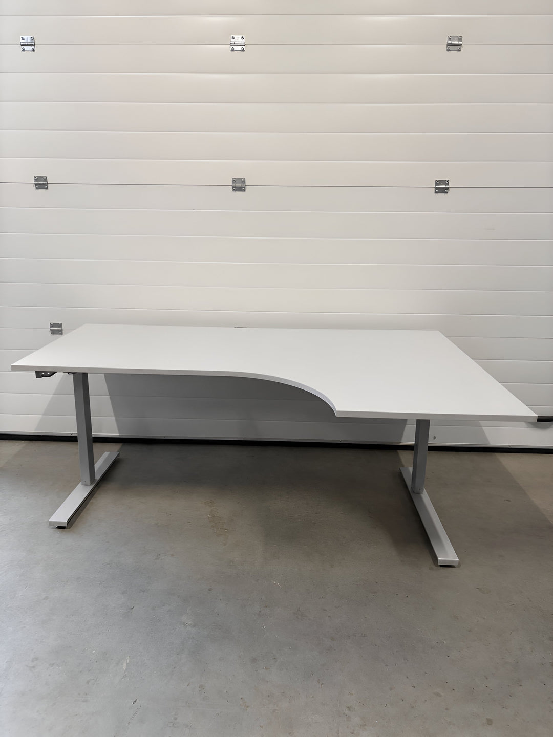 BRUKT | LINAK 2.0 ELEKTRISK HEV/SENK HJØRNE-SKRIVEBORD LYSGRÅ