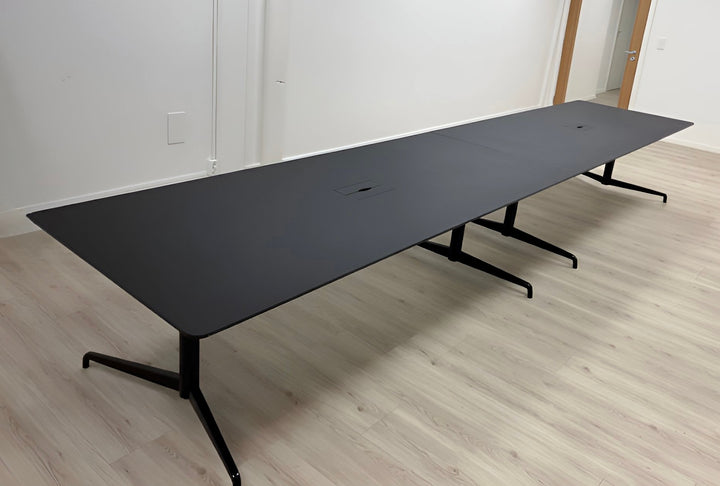 BRUKT | SVART FORAFORM DESIGN MØTEBORD/KONFERANSEBORD 480 CM